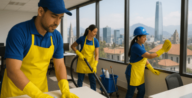 Trabajos de limpieza y aseo en Chile: qué se pide y cuánto se trabaja 3 Trabajadores de limpieza realizando labores de aseo con uniforme y elementos de protección