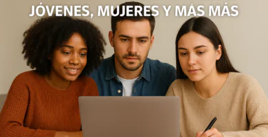 Grupo diverso de personas en Chile revisando cursos gratuitos por perfil en una pantalla.