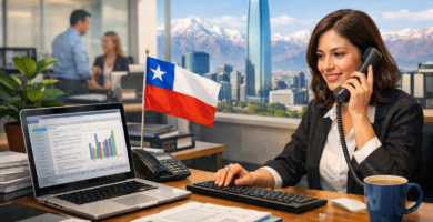 Trabajos administrativos en Chile: qué estudiar y qué cursos ayudan más 5 Trabajadora administrativa chilena usando computador en una oficina moderna