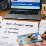 Escritorio con computador, calculadora, documentos y billetes chilenos que representa los resultados, pagos y rechazo del Bono Empleo Joven.