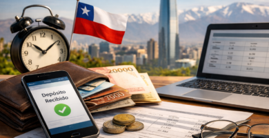 Persona revisando pago del seguro de cesantía AFC en celular con documentos y dinero sobre una mesa en Santiago de Chile