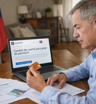 Cambio de cuenta para pago de pensión: cómo hacerlo sin bloquear el pago 3 Adulto mayor revisando el cambio de cuenta para pago de pensión en Chile desde su computador