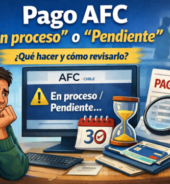 Persona revisando en computador un pago AFC en proceso o pendiente para el seguro de cesantía en Chile