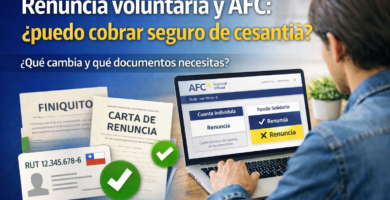 Renuncia voluntaria y AFC: persona revisando si puede cobrar seguro de cesantía