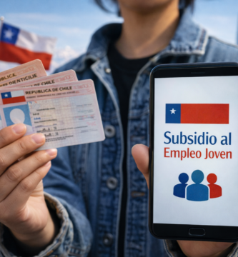 Subsidio al Empleo Joven (SEJ): requisitos y cómo postular 3 Joven mostrando cédula chilena y celular al revisar información del Subsidio al Empleo Joven en Chile
