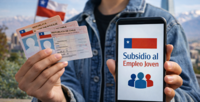Joven mostrando cédula chilena y celular al revisar información del Subsidio al Empleo Joven en Chile