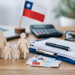 Documentos y figuras familiares sobre un escritorio para ilustrar cómo acreditar una carga familiar en Chile