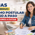 Estudiante completando el FUAS Mineduc en computador con documentos sobre la mesa