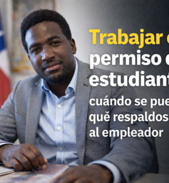 Stevenson Jacques en oficina, en imagen horizontal para artículo sobre trabajar con permiso de estudiante en Chile