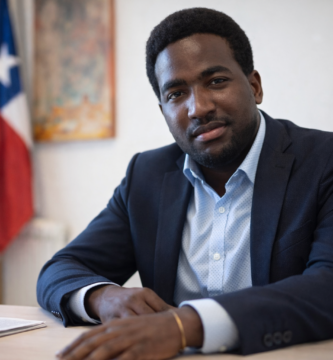 Visa de trabajo en chile: tipos, requisitos y cómo elegir la correcta 1 Stevenson Jacques en oficina, en imagen horizontal para página de extranjería en Chile