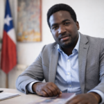 Stevenson Jacques en oficina, en imagen horizontal para artículo sobre trabajar sin permiso de trabajo en Chile