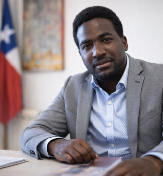 Stevenson Jacques en oficina, en imagen horizontal para artículo sobre trabajar sin permiso de trabajo en Chile