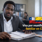 Stevenson Jacques en una oficina con documentos migratorios sobre el escritorio, en una imagen horizontal para un artículo sobre visa por reunificación familiar en Chile.