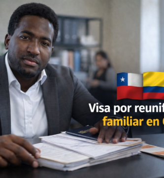 Stevenson Jacques en una oficina con documentos migratorios sobre el escritorio, en una imagen horizontal para un artículo sobre visa por reunificación familiar en Chile.